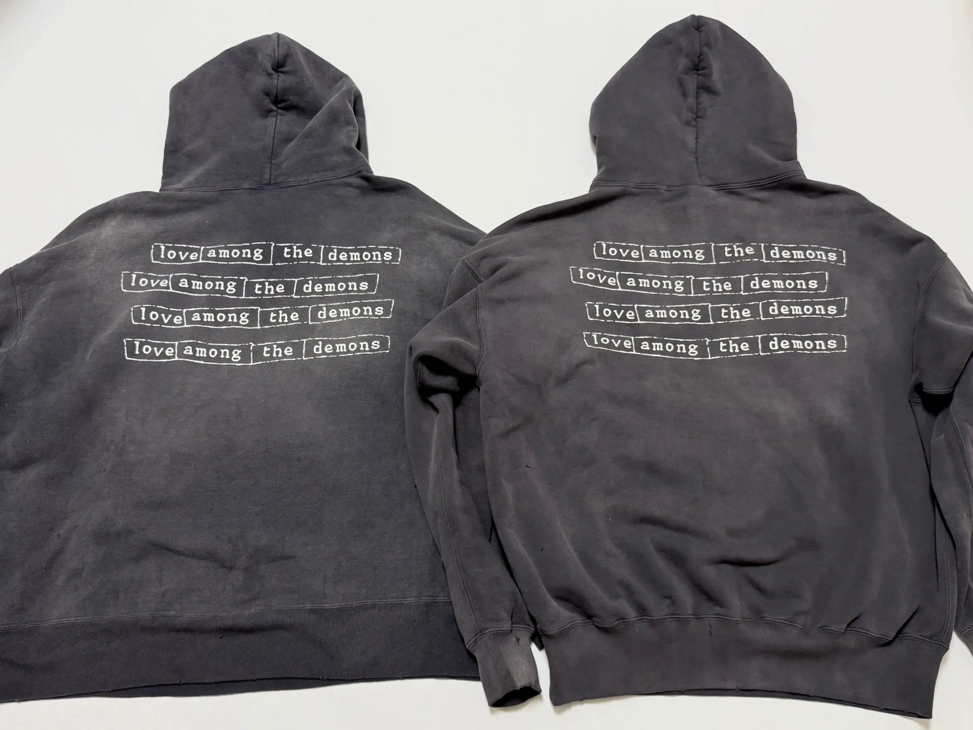 Pattern vs Original SAINT Mxxxxxx HOODIE/LOVE AMONG/BLK Blue SAINT Barrage Slogan Hoodie Washed Black S-XL The latest version has been modified many times. The version is closer to the original version and has a stronger street flavor! Heavy washing with water-sprayed fading process for stronger distressing effect. Handmade wormhole destruction treatment. Authentic level extreme distressed crack printing. The main mark and wash mark are all correct versions.